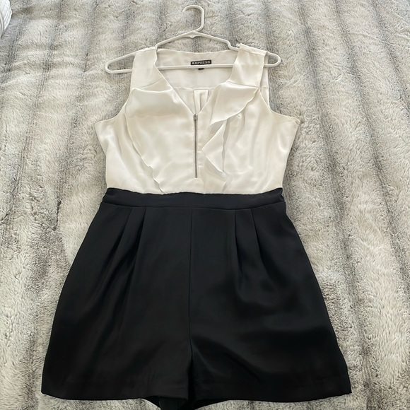 EXPRESS ROMPER WITH POCKETS!!! - Picture 2 of 6
